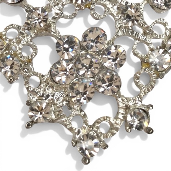 Large 1960s Silver Filigree Rhinestone Brooch • Floral Lace Design - Picture 4 of 12